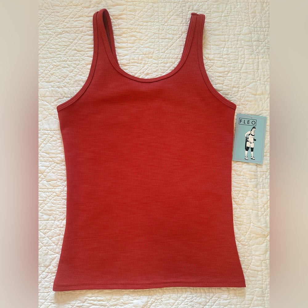 NWT Fleo ribbed Breeze tank in Cayenne size medium